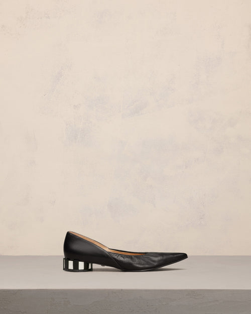 Plissierte Schuhe mit spitz zulaufender Zehenpartie - 1 - Ami Paris