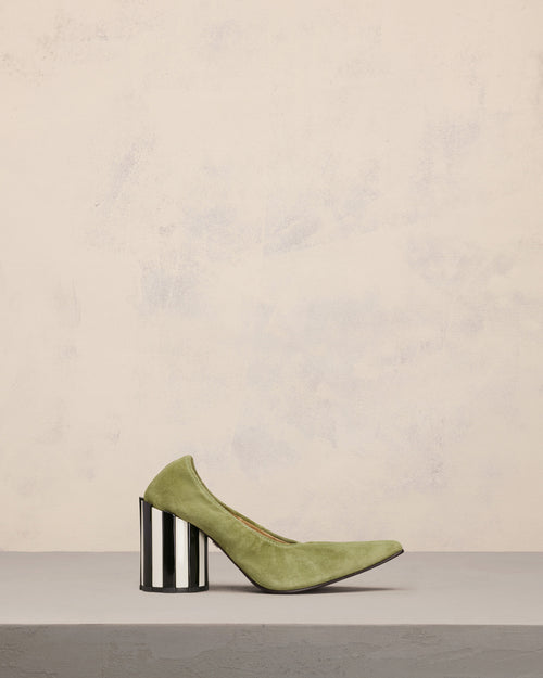 Pointed Toe Pleated Pumps - 1 - Ami Paris